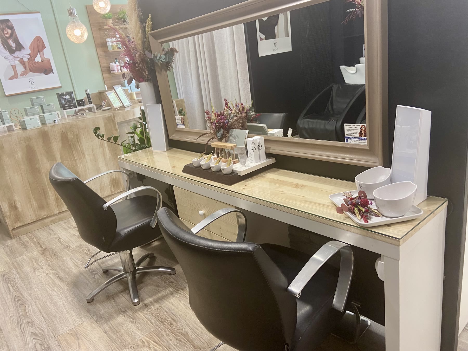 Fauteuils et miroirs de l’espace coiffage du salon Lucia Rizzo