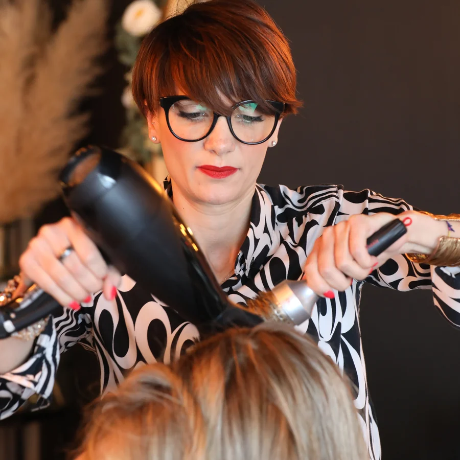 Lucia réalise un coiffage au salon