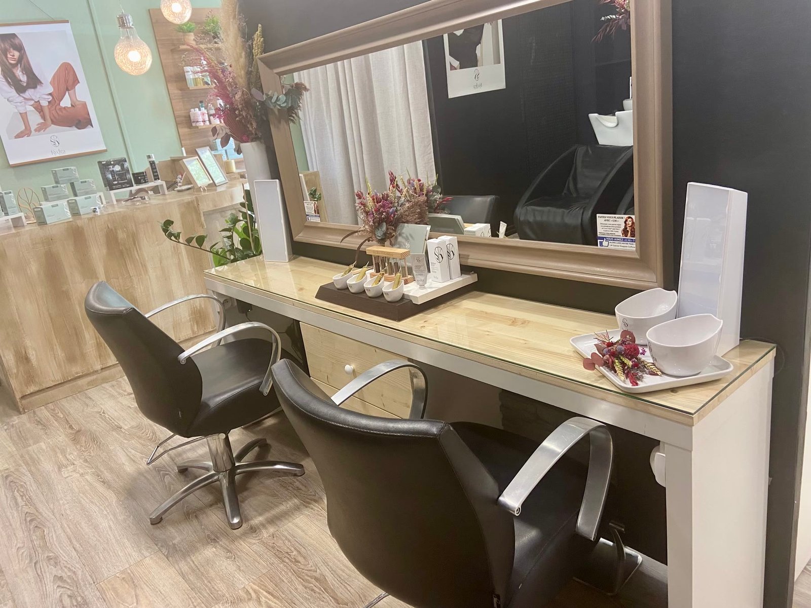 Espace chaleureux du salon Lucia Rizzo préparé pour accueillir une cliente