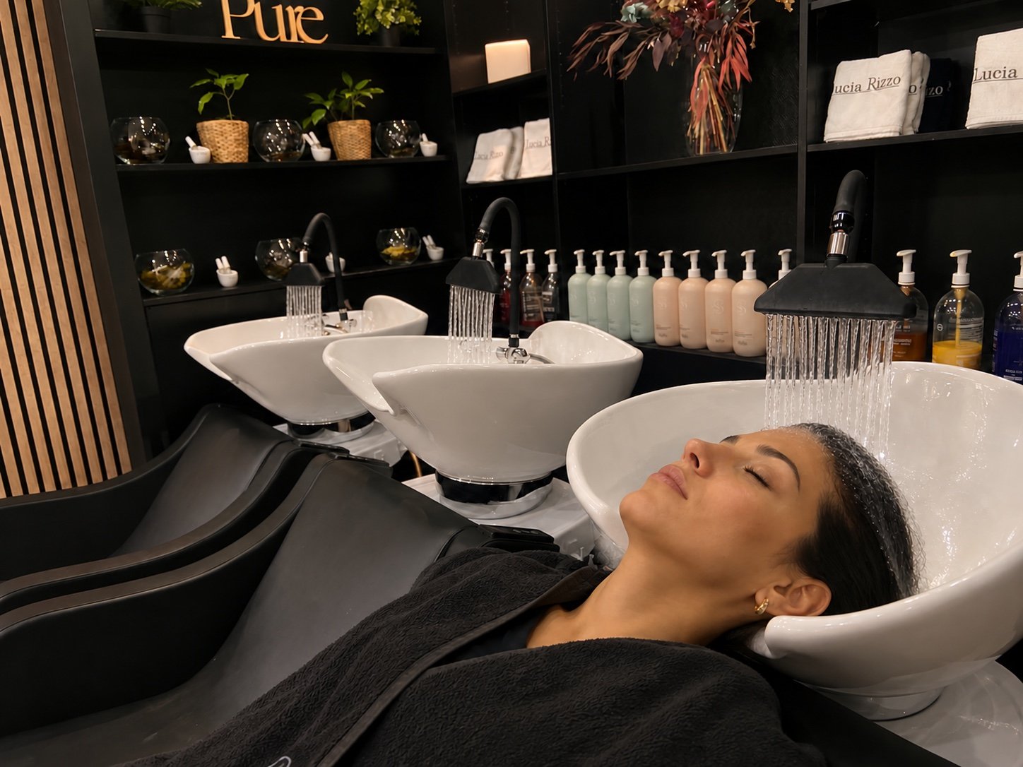 Le soin devient une parenthèse chez Lucia Rizzo Cliente allongée au bac pendant un rituel d’eau au salon Lucia Rizzo