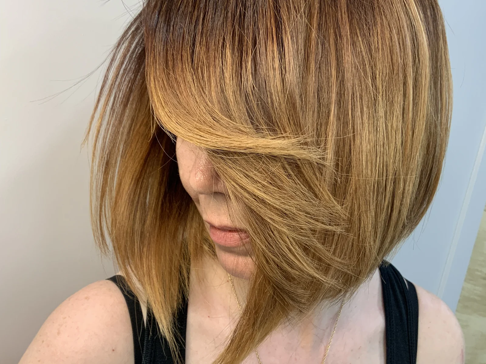 Le cheveu, une matière dont on prend soin Détail d’une chevelure brillante après un soin réalisé au salon Lucia Rizzo