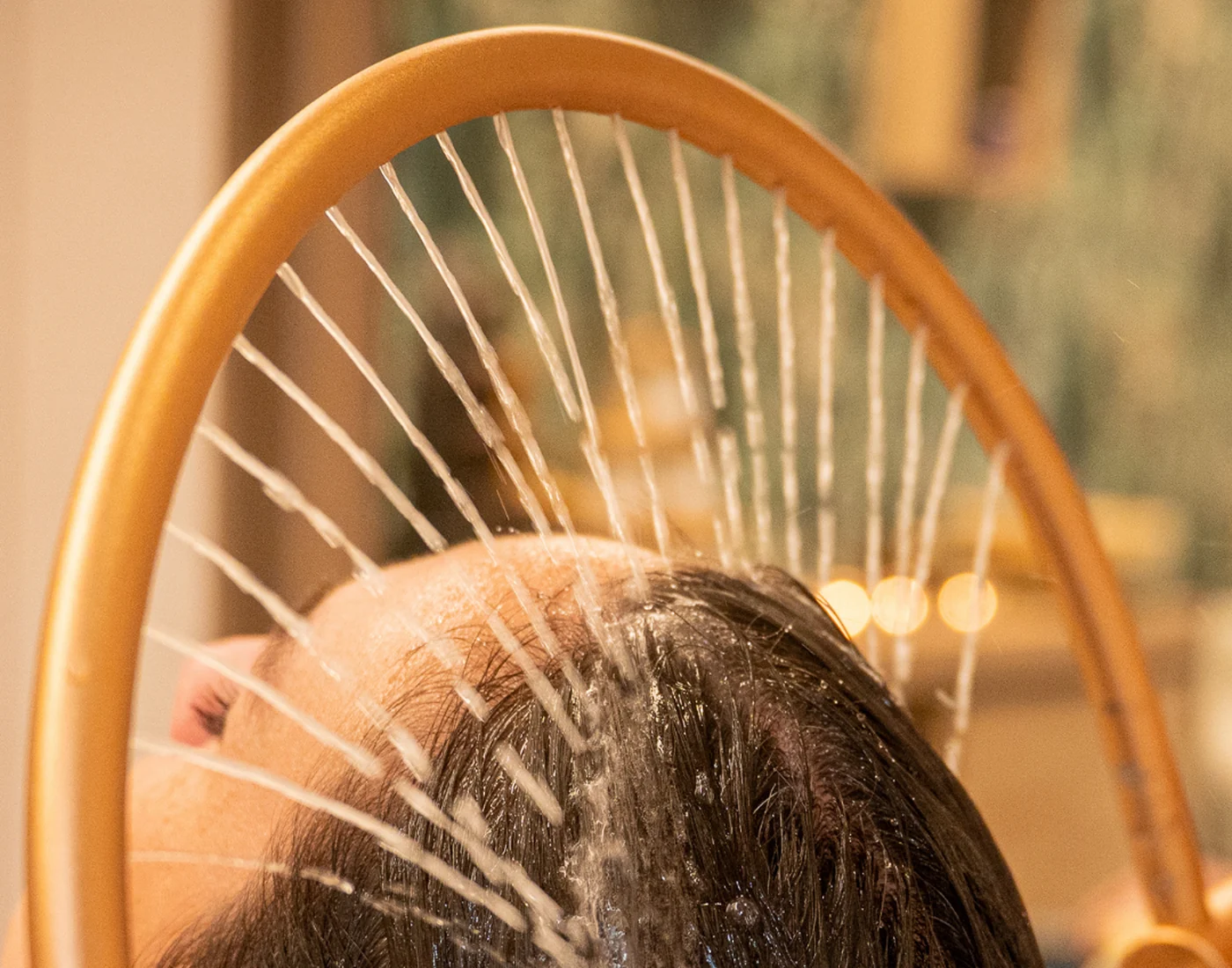 Rituel Hair Spa avec eau diffusée en halo autour du cuir chevelu