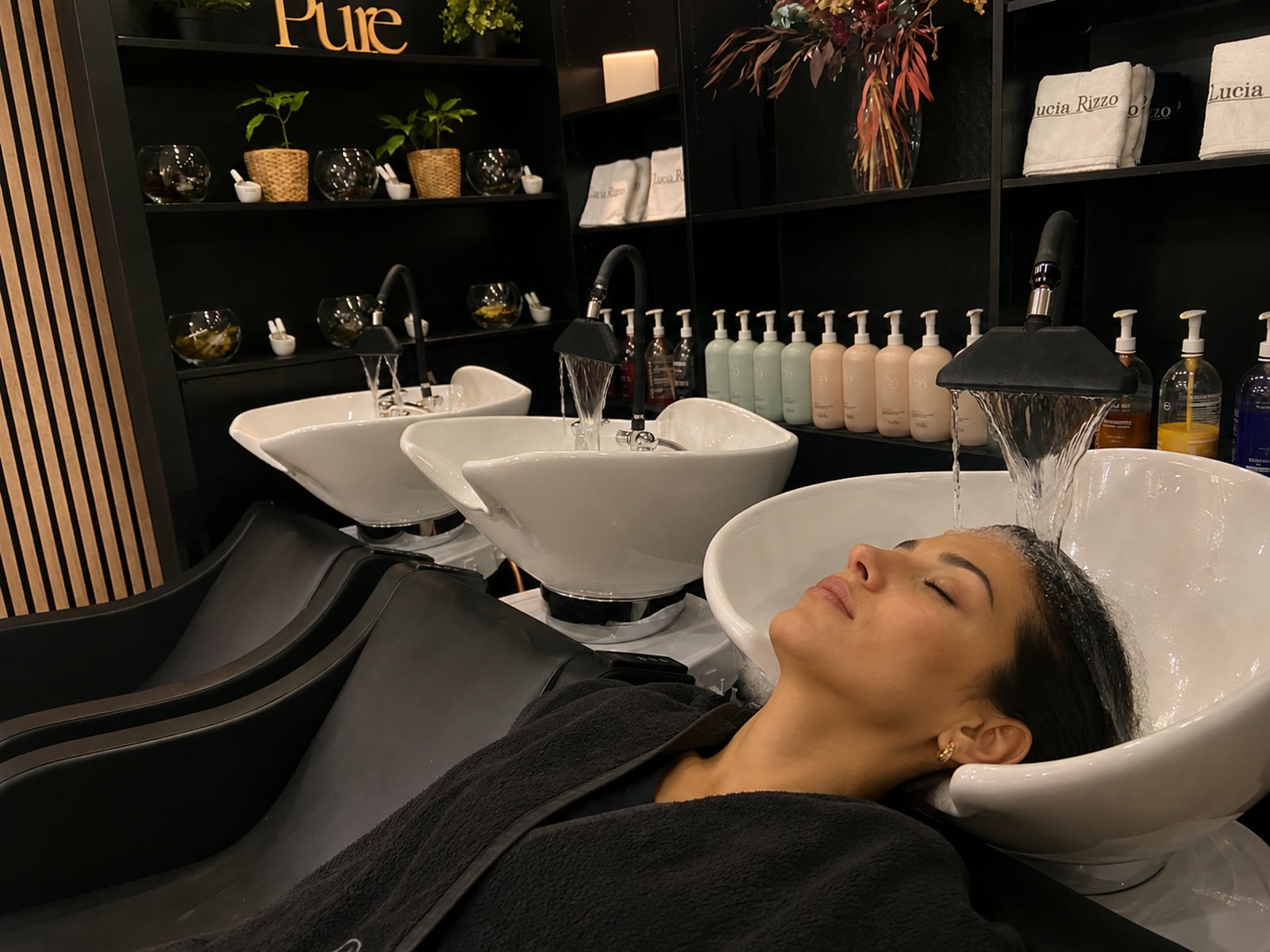 Accueil et écoute Cliente accueillie pour un moment de détente au salon Lucia Rizzo